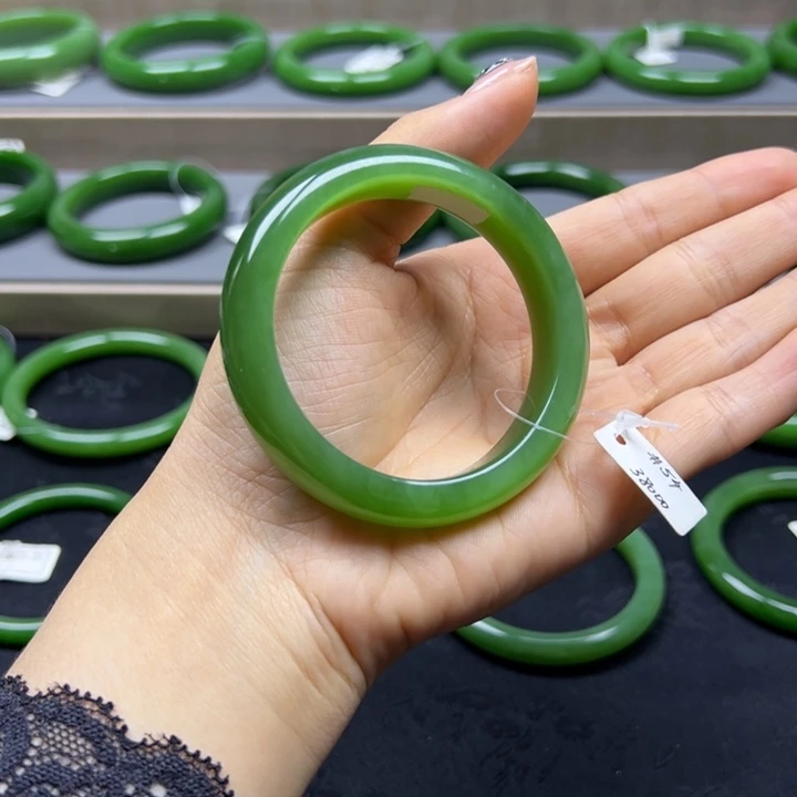 和田玉（碧玉）手镯未镶嵌冰绿渐变