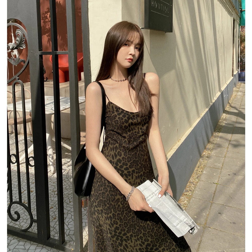 2025新款早春夏v领性感豹纹吊带女气质中长款法式长裙打底连衣裙