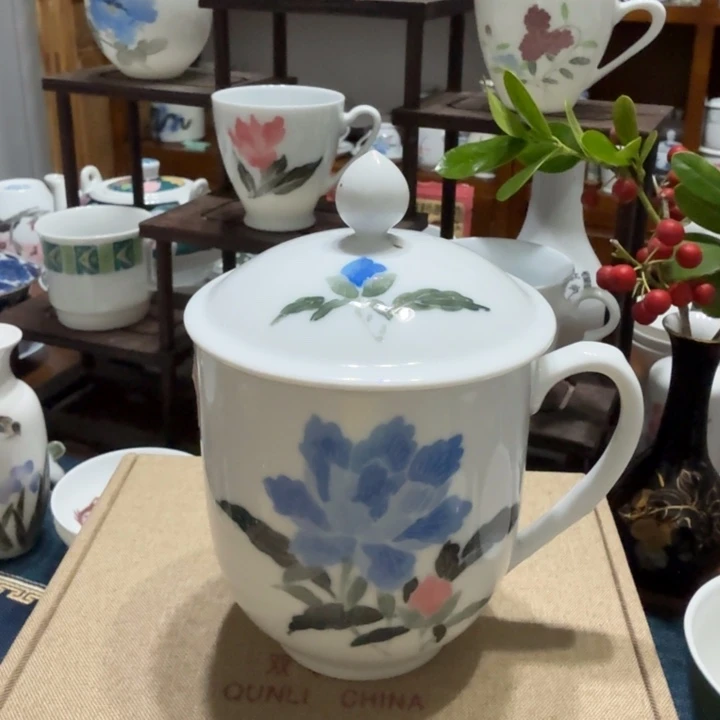 醴陵釉下手绘大球泥茶杯盖杯微瑕