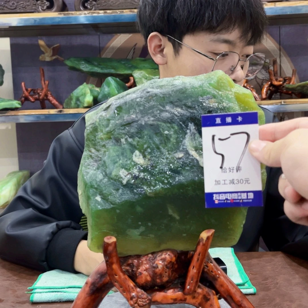 蛇纹石玉原石未镶嵌征*