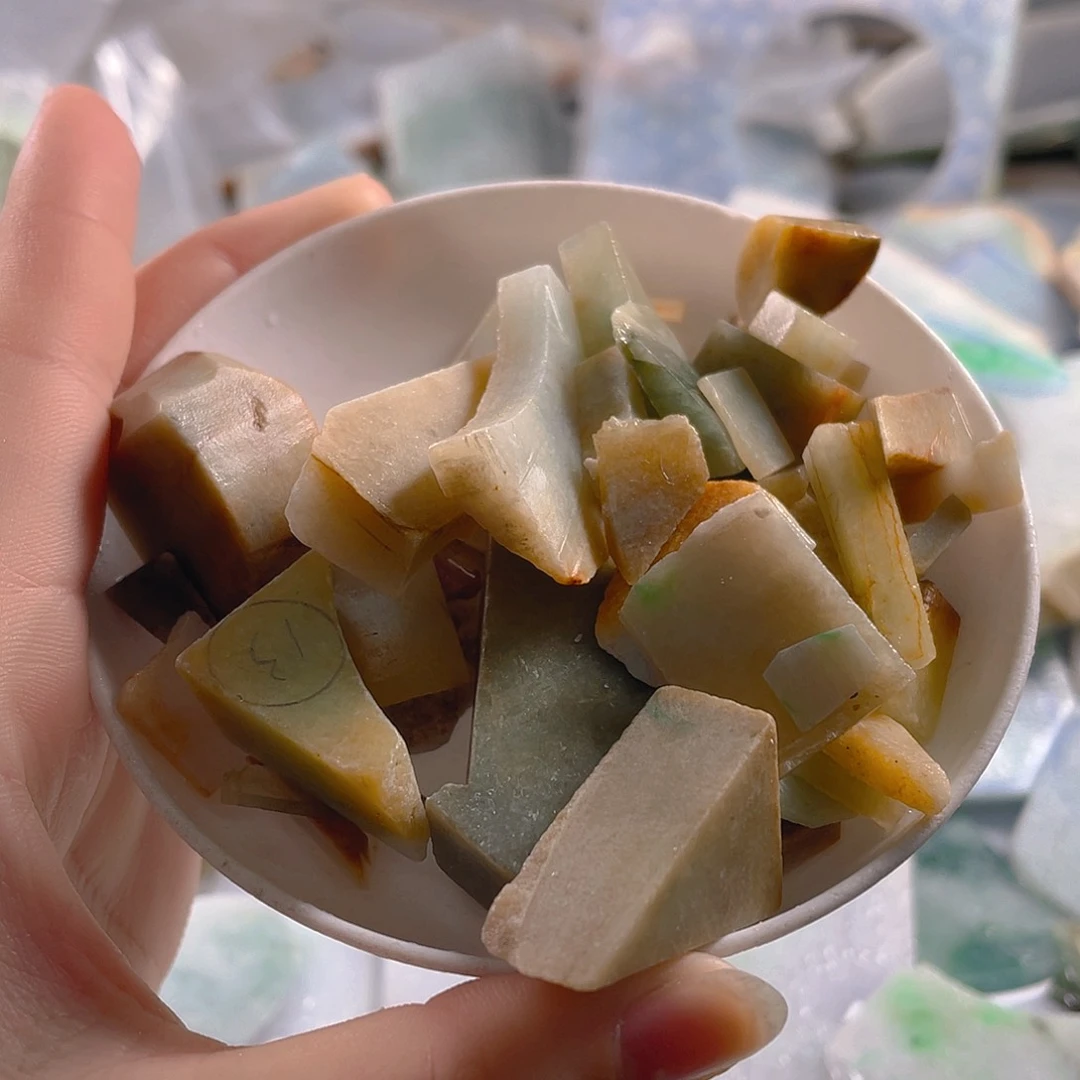 颈饰未镶嵌翡翠。