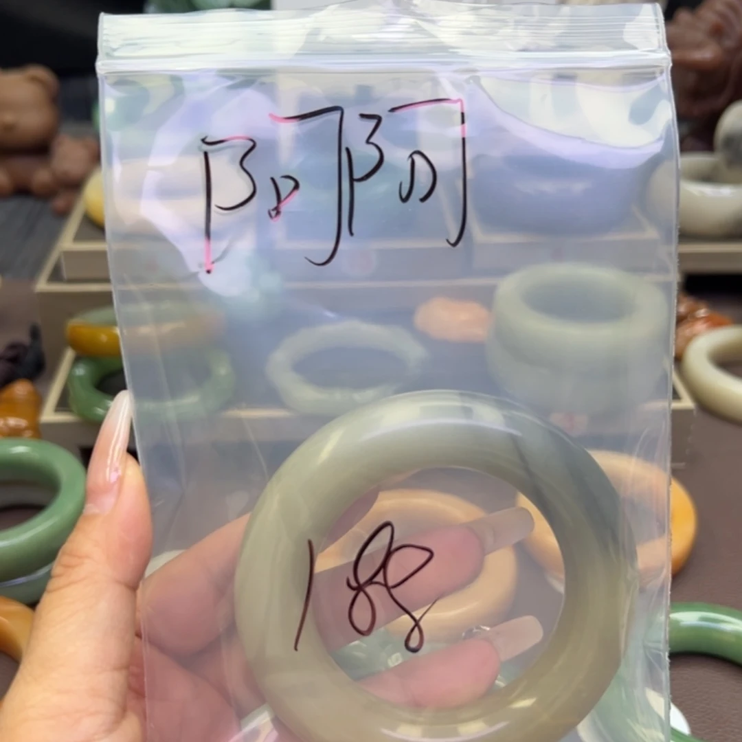 未镶嵌手镯石英岩玉阿*