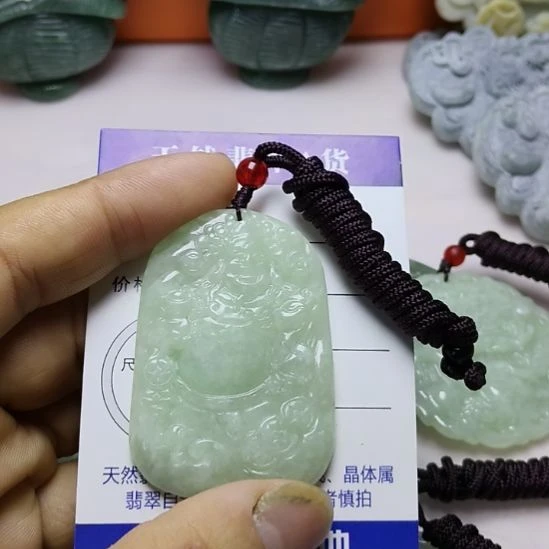 翡翠未镶嵌颈饰挂件