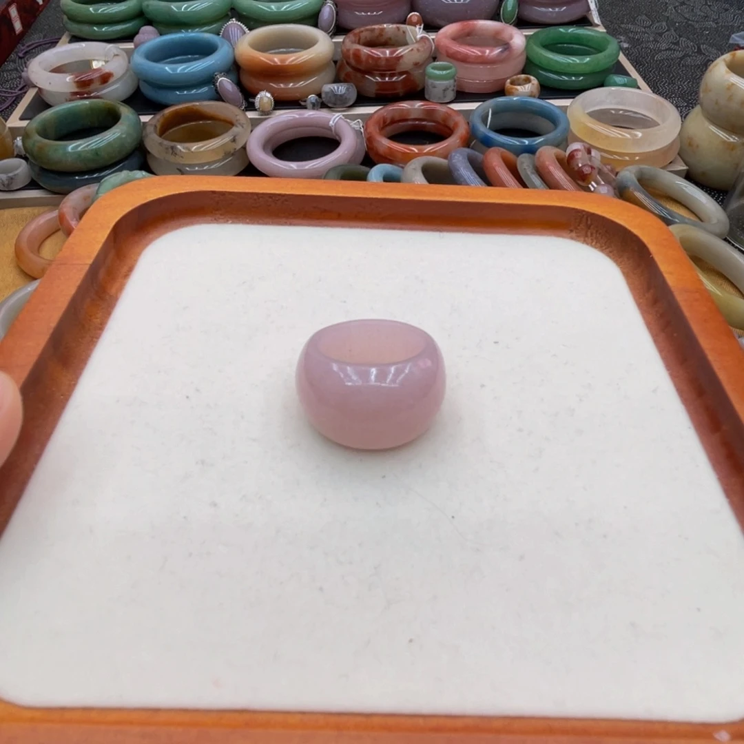 秋***吖石英岩玉未镶嵌圈口齐全