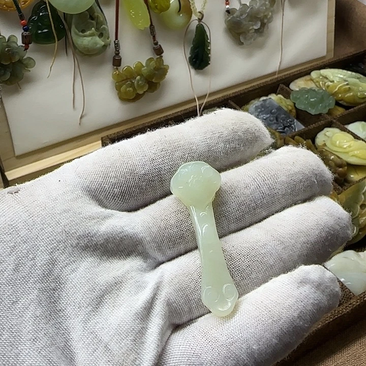 岫玉合金颈饰如意。如意