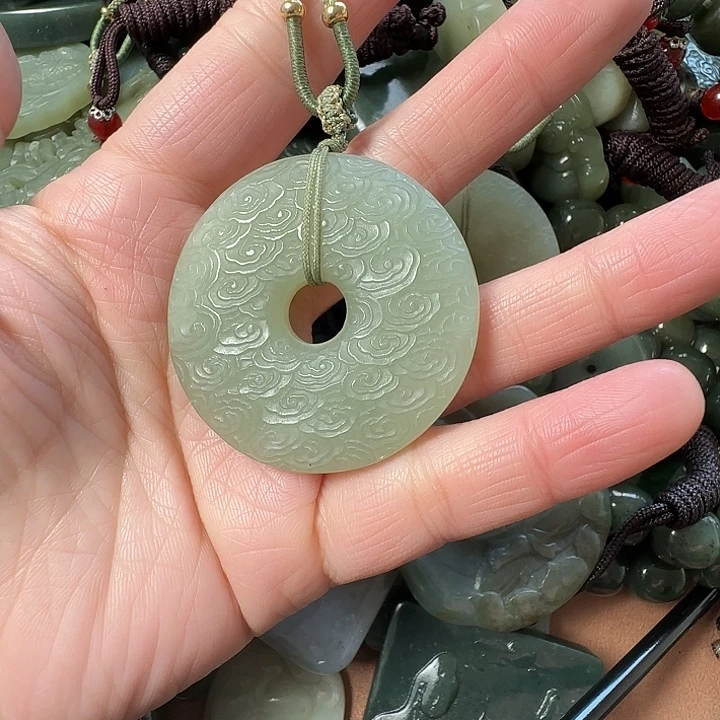 L***e和田玉未镶嵌颈饰