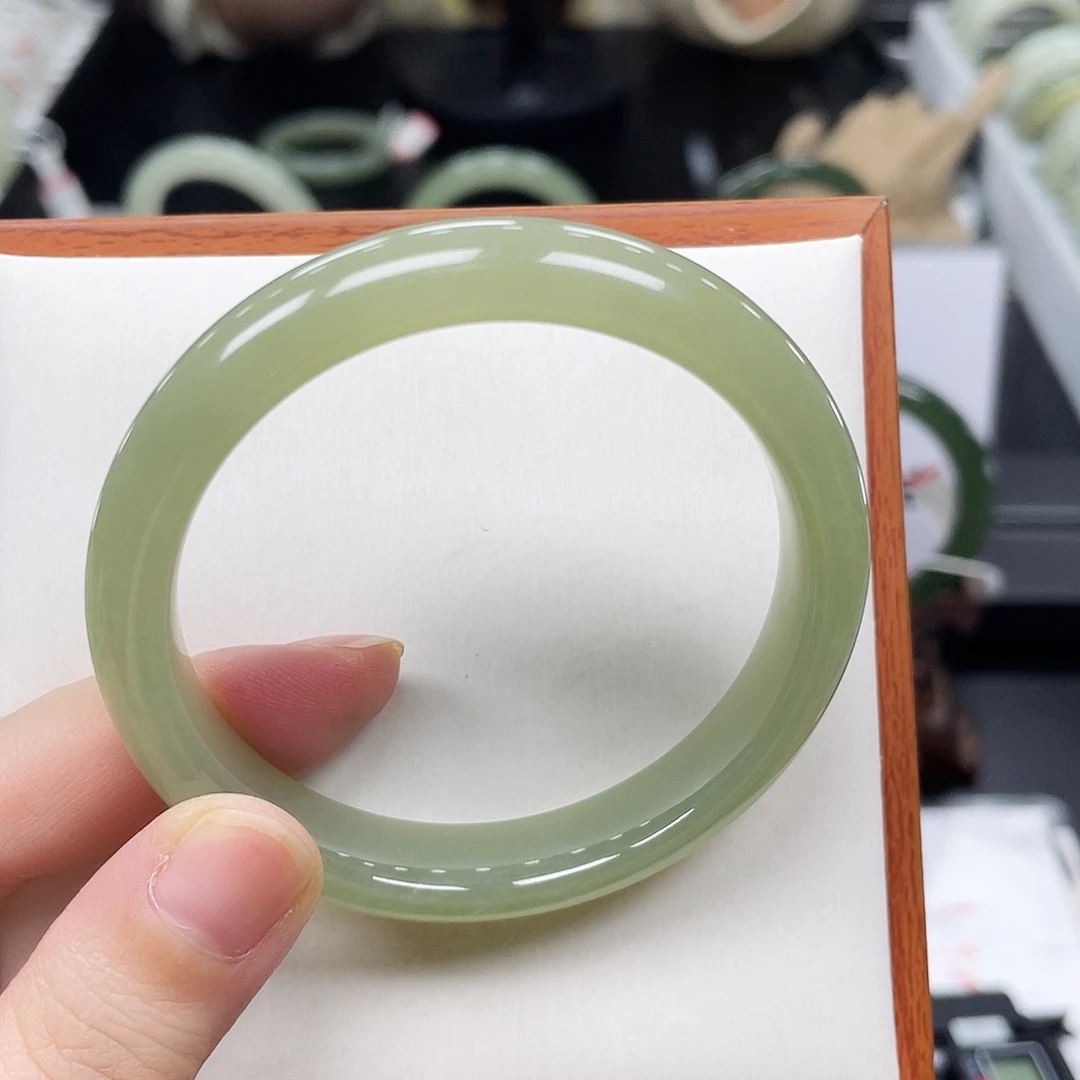 尹***妮和田玉未镶嵌手镯