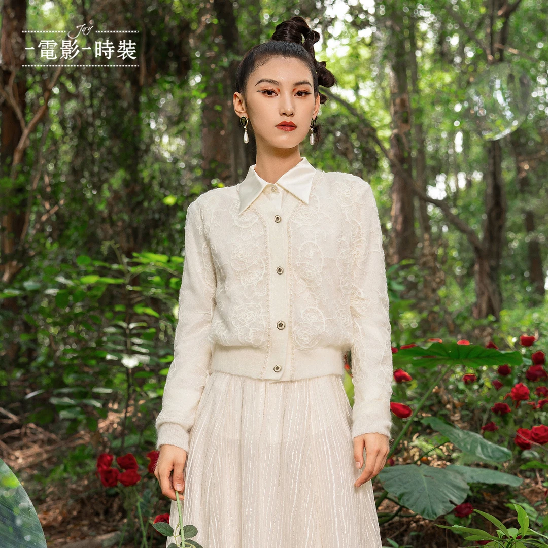 【九月专属】一电影一时装网纱绣花开衫长袖毛织女FFBM111019