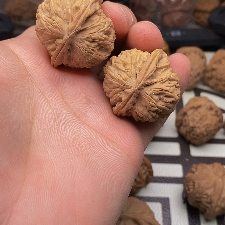 桃核把件一*钱三角白狮子头