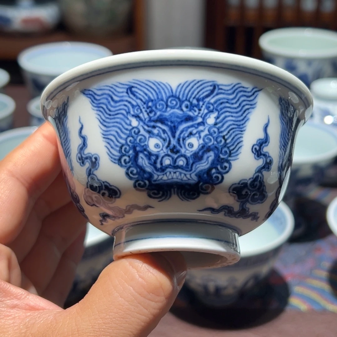 陶精品青花四面狮子头内绣球压手杯口径约9.5