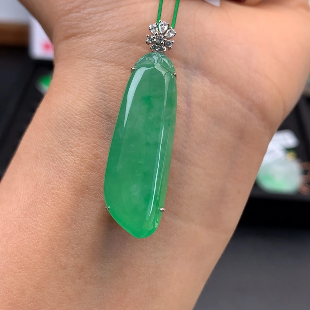翡翠未镶嵌颈饰冰绿福瓜吊坠（买断价9405）