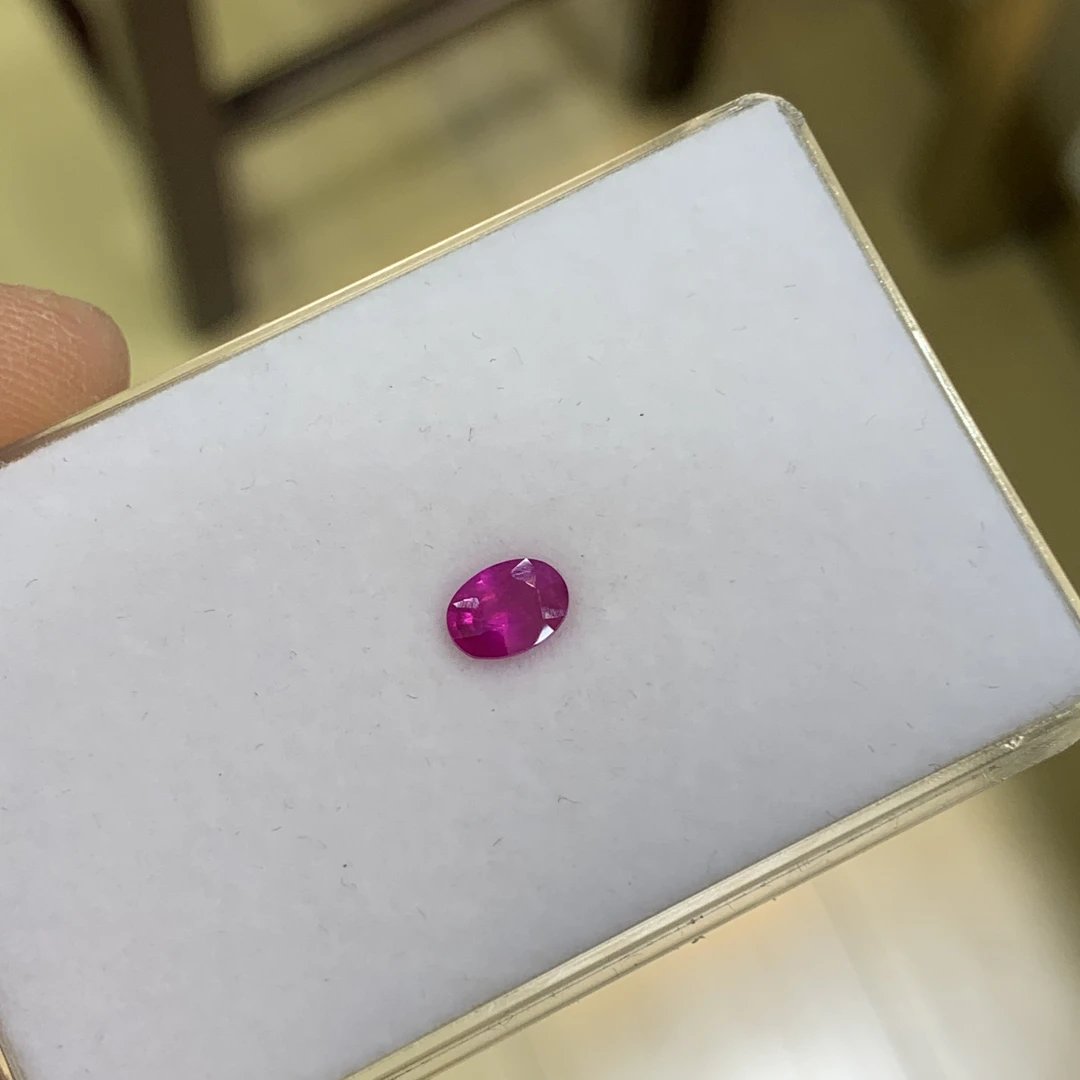 884075红宝裸石，尺寸6.18*4.52*2.93mm，重量0.70ct