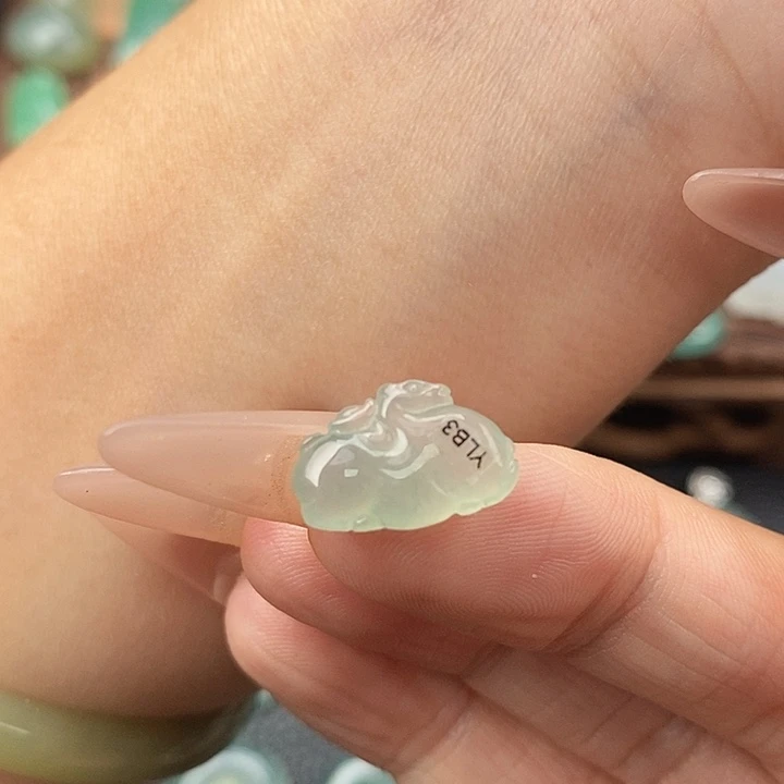 颈饰未镶嵌翡翠马
