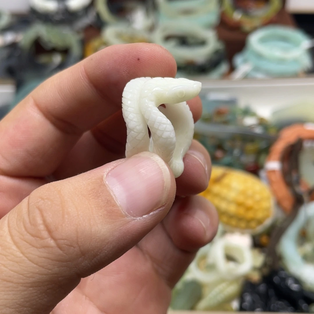 蛇纹石玉未镶嵌戒指