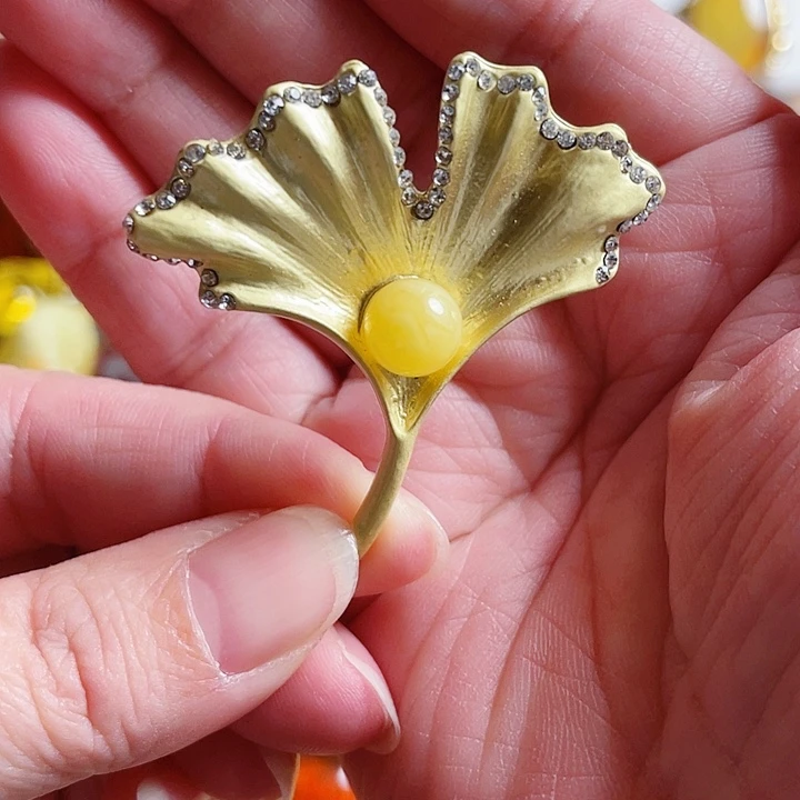 琥珀未镶嵌裸石胸针