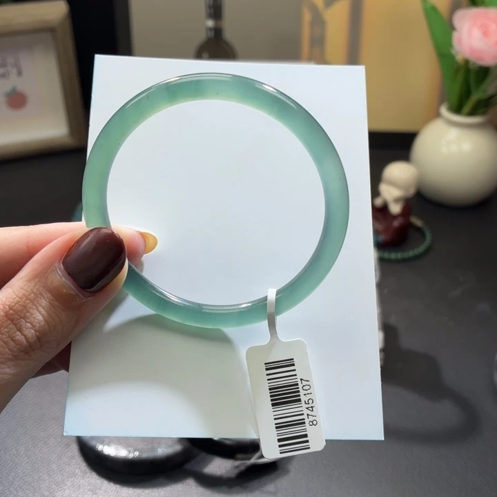 翡翠未镶嵌手镯纯净啤酒瓶绿53