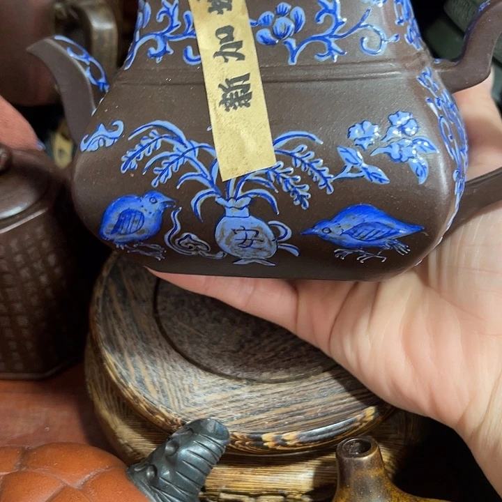 段泥茶壶原矿泥料手工制作的一把紫砂壶。