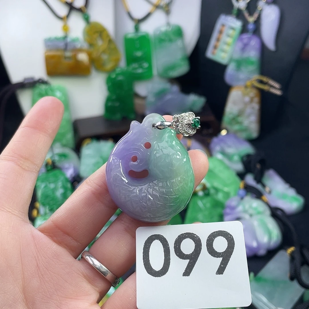 翡翠未镶嵌吊坠(赠链)