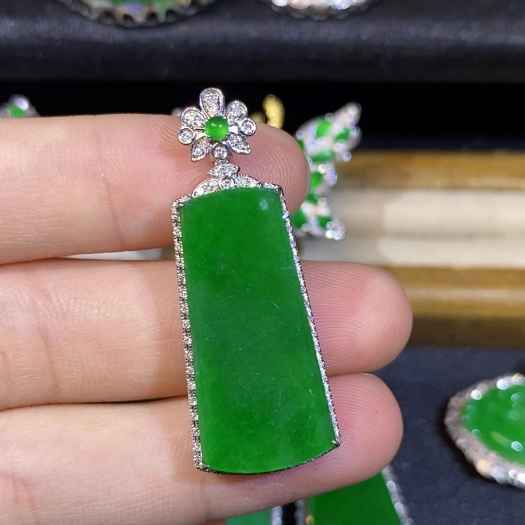 颈饰18K金镶嵌翡翠