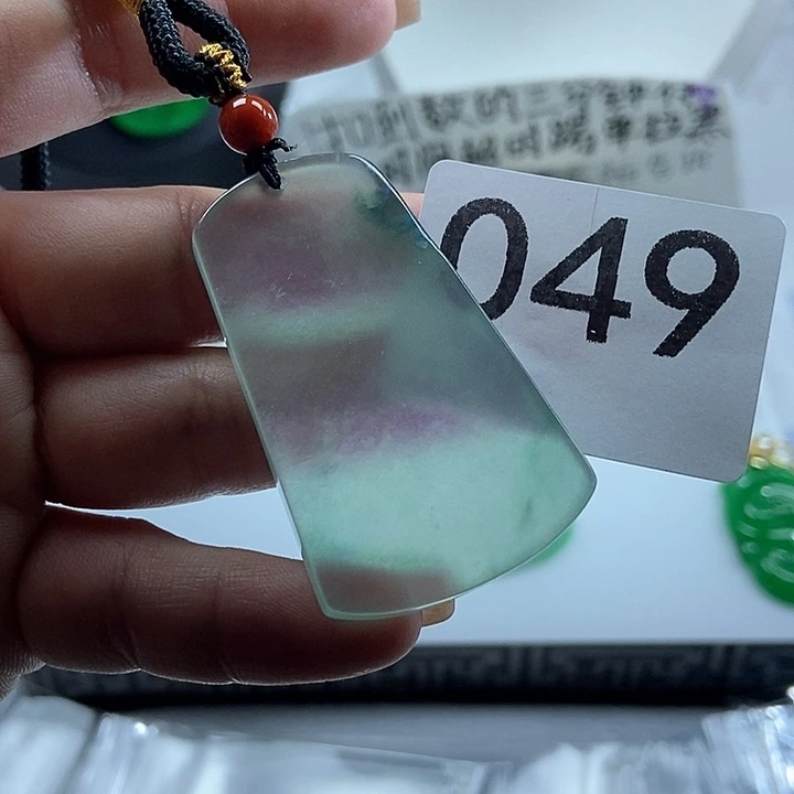 翡翠未镶嵌吊坠(赠链)