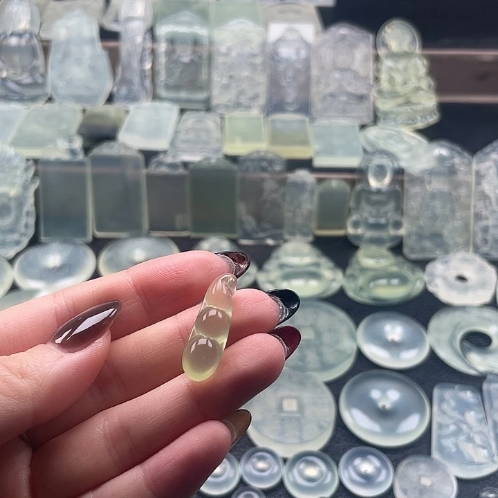 岫玉未镶嵌颈饰福豆