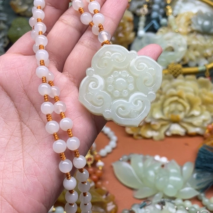 蛇纹石玉吊坠合金