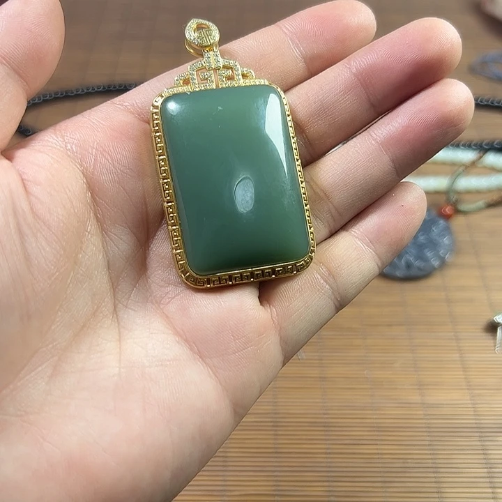 和田玉未镶嵌吊坠(赠链)