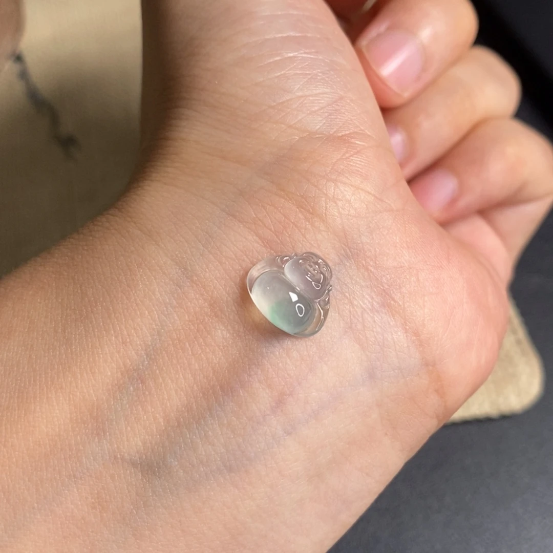 翡翠未镶嵌颈饰佛公
