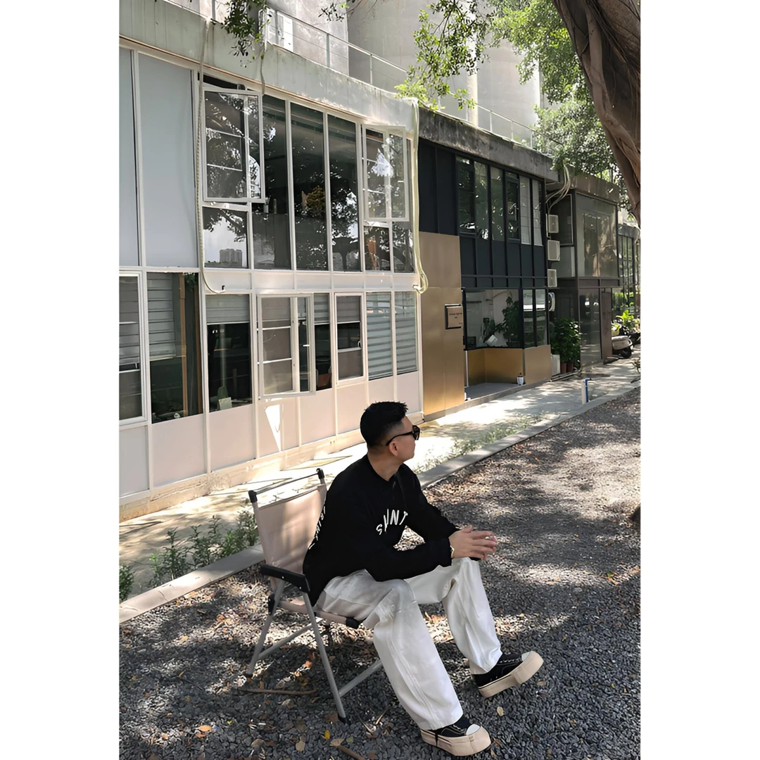 TKTHEKING/8306【小众摇花设计磨破长袖】圆领黑白日常T恤秋季