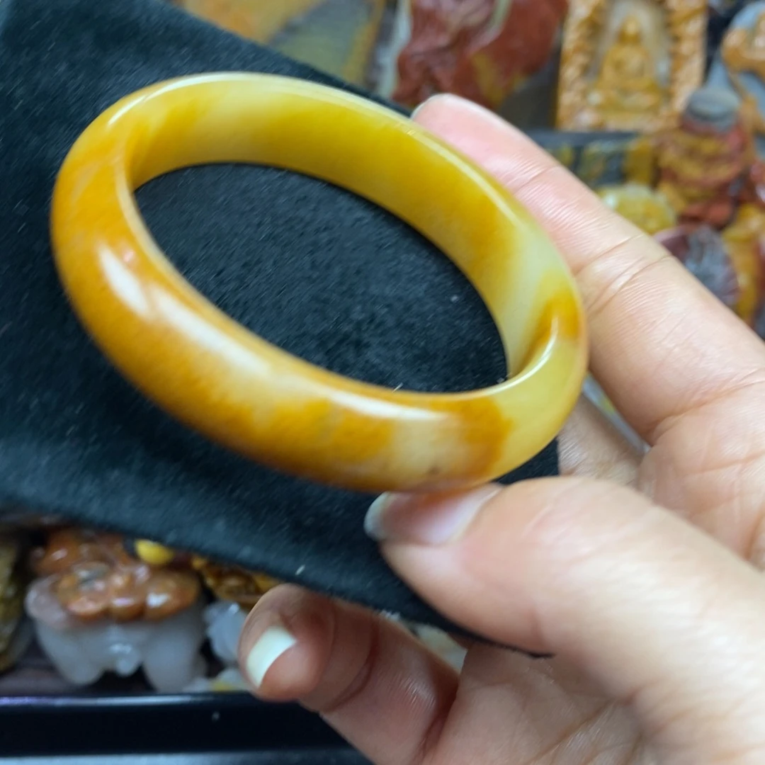 未镶嵌石英质玉（黄龙玉）颈饰