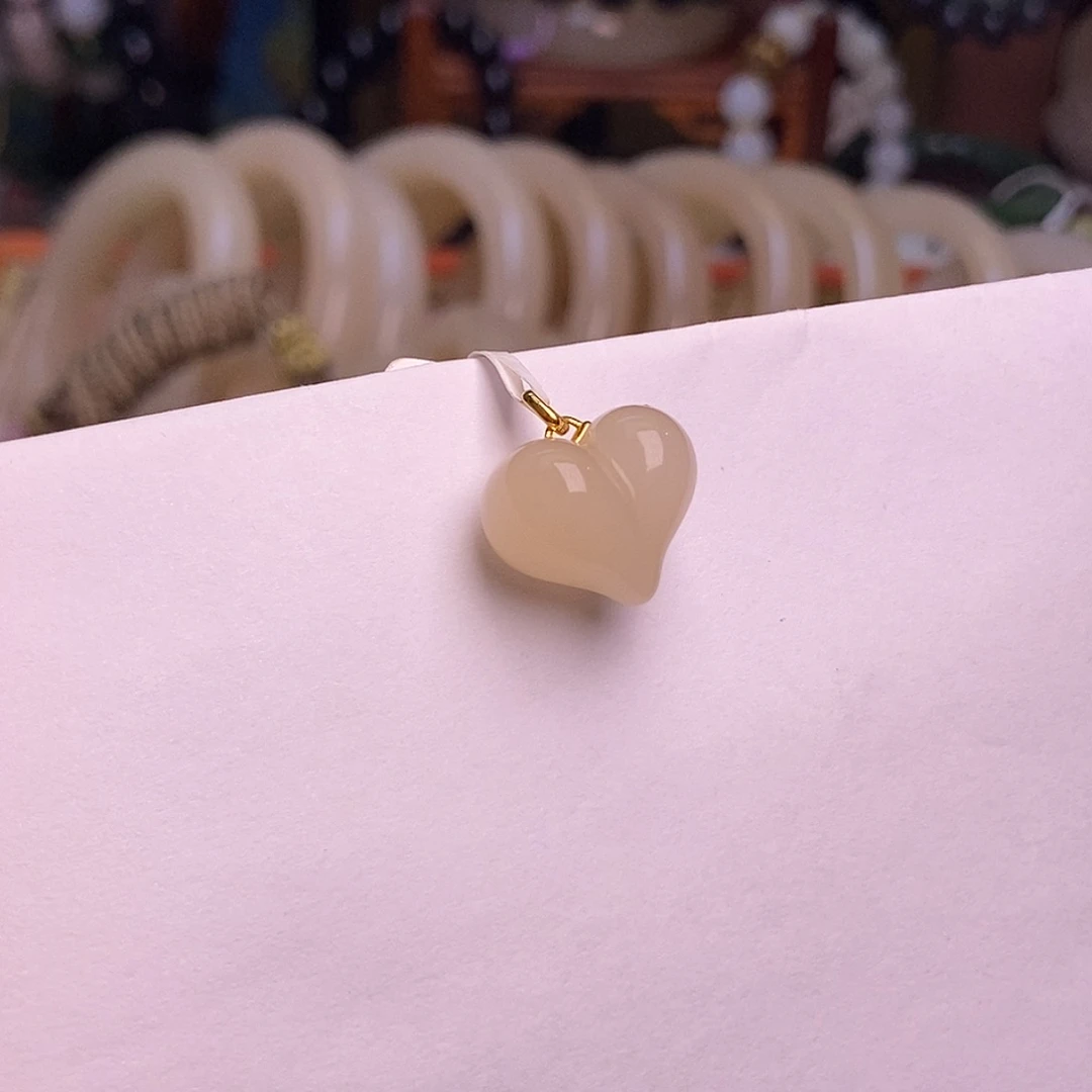 和田玉未镶嵌颈饰藕粉老矿料脂膏级金镶屁桃