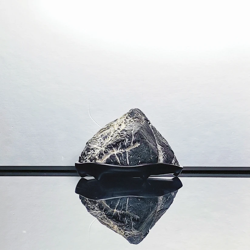 灵璧石头皮石山子，长宽高9.6.7cm，美国黑胡桃木底座