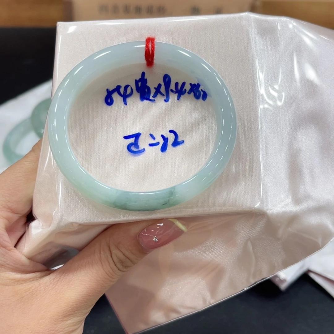 翡翠手镯未镶嵌翡翠