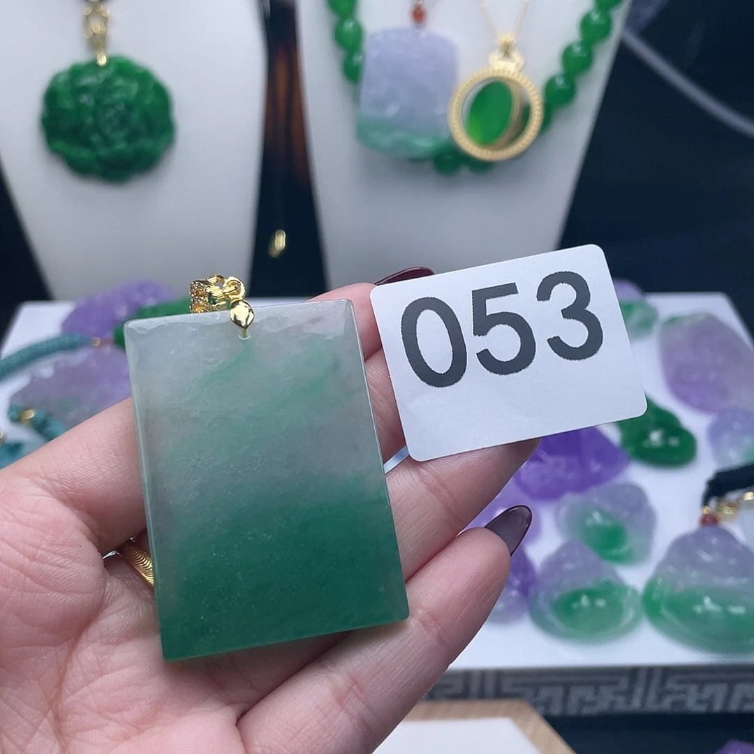 翡翠吊坠(赠链)未镶嵌