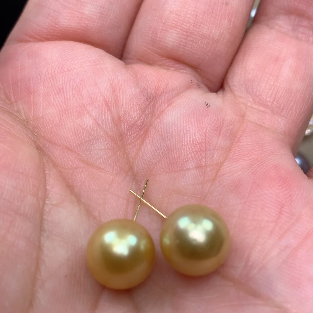 18K金镶嵌海水珍珠耳饰