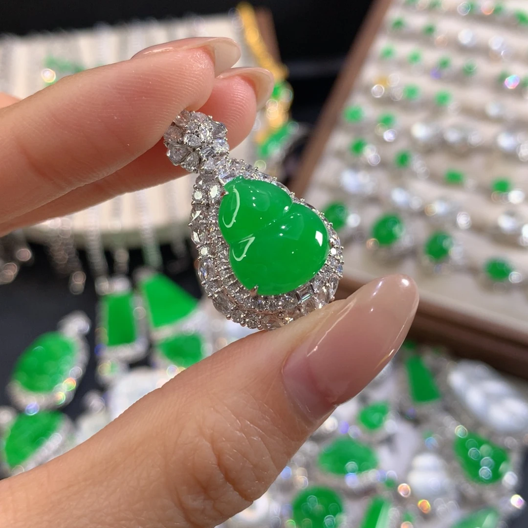 翡翠18K金镶嵌颈饰葫芦