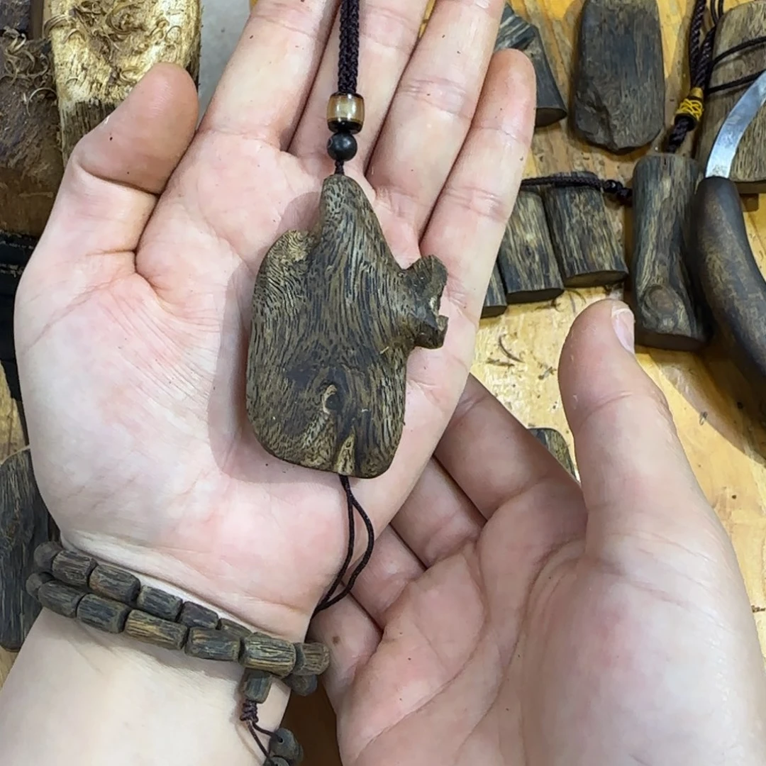 沉香吊坠随形虫漏孔料吊坠13克