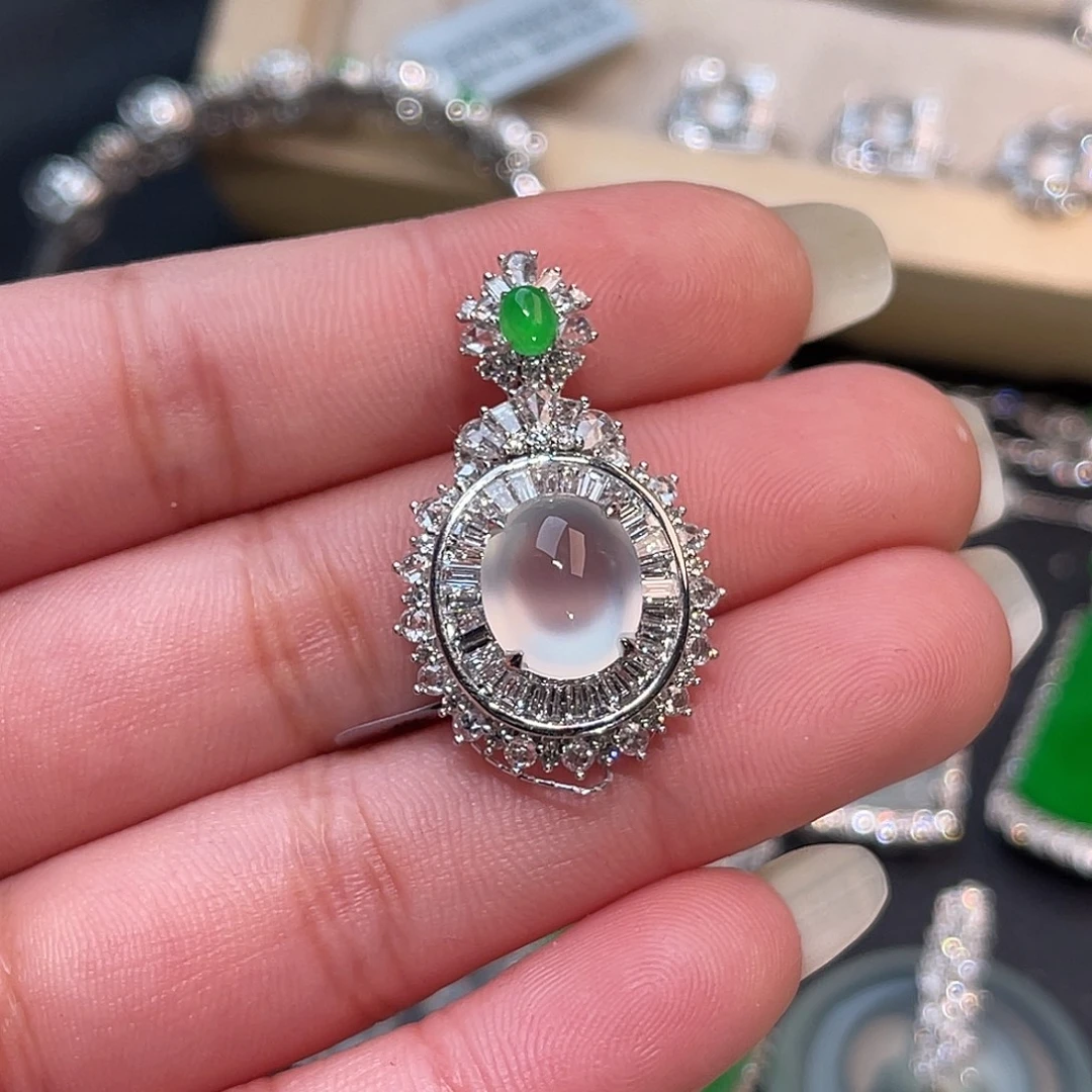 翡翠18K金镶嵌颈饰蛋面