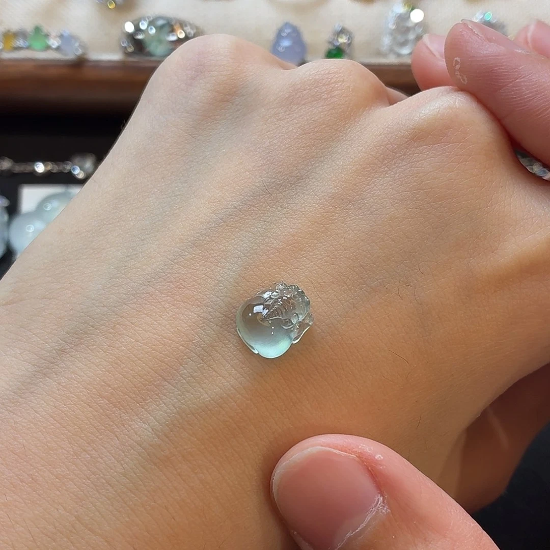 翡翠未镶嵌颈饰貔貅