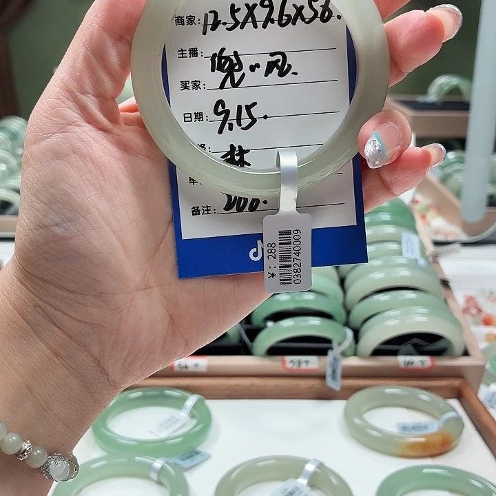 兜***风未镶嵌手镯石英岩玉