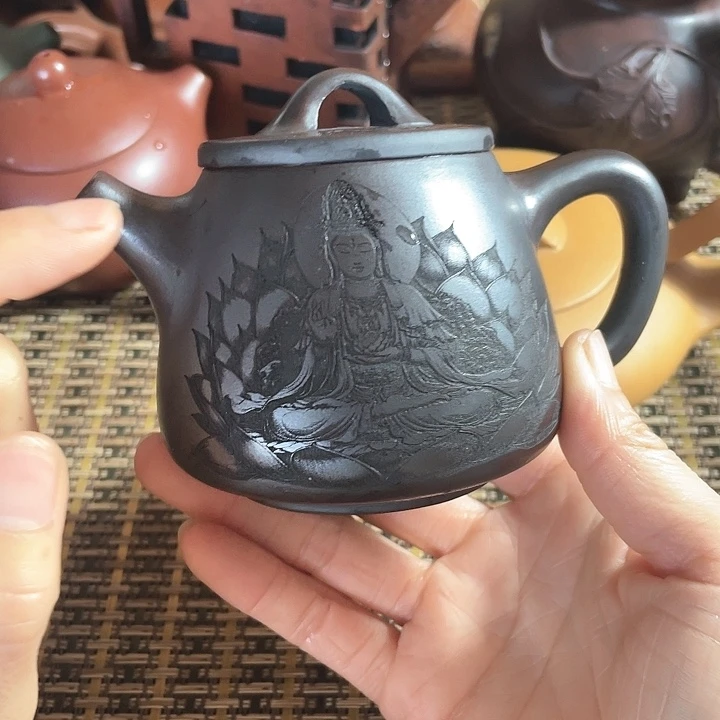 紫砂茶壶泥料手工制作的紫砂壶。