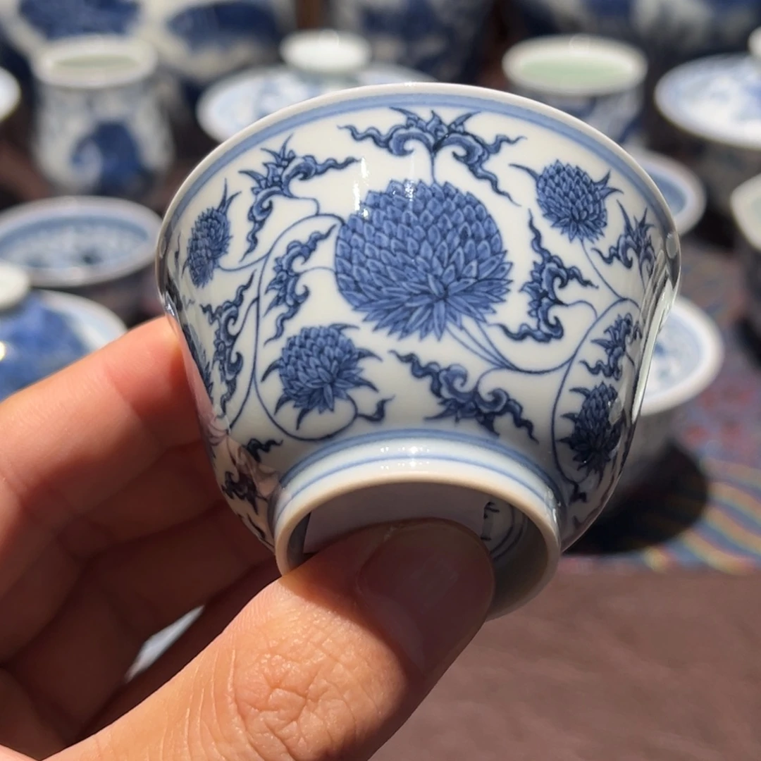 精品薄胎青花霸王团菊撇口杯口径约6.9厘米