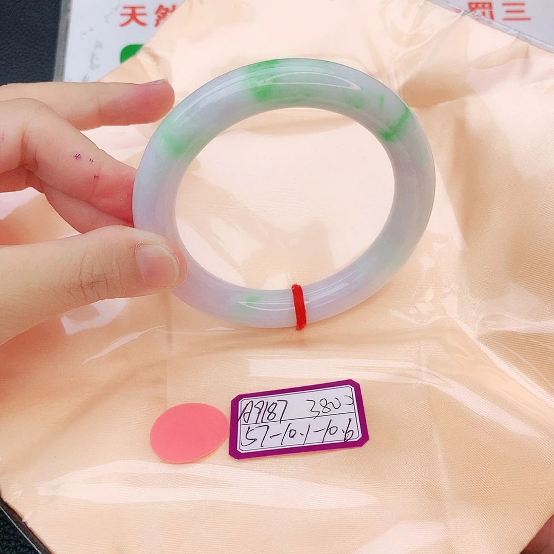 翡翠手镯未镶嵌翡翠
