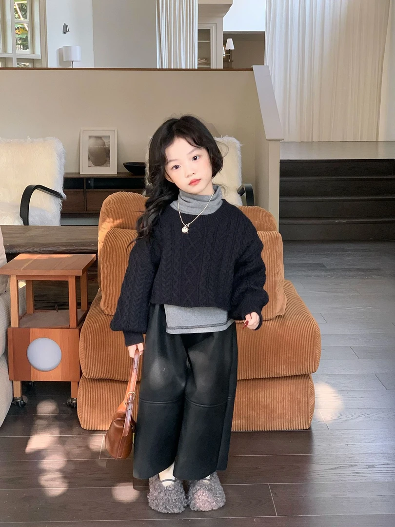 2025冬女童韩版复古绞花加厚圆领毛衣短款针织衫百搭黑色加绒皮裤