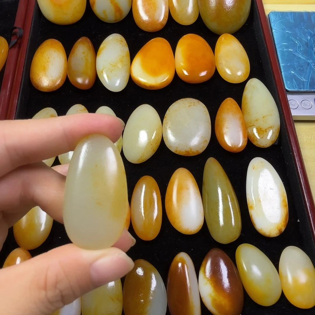 和田玉未镶嵌颈饰龍*
