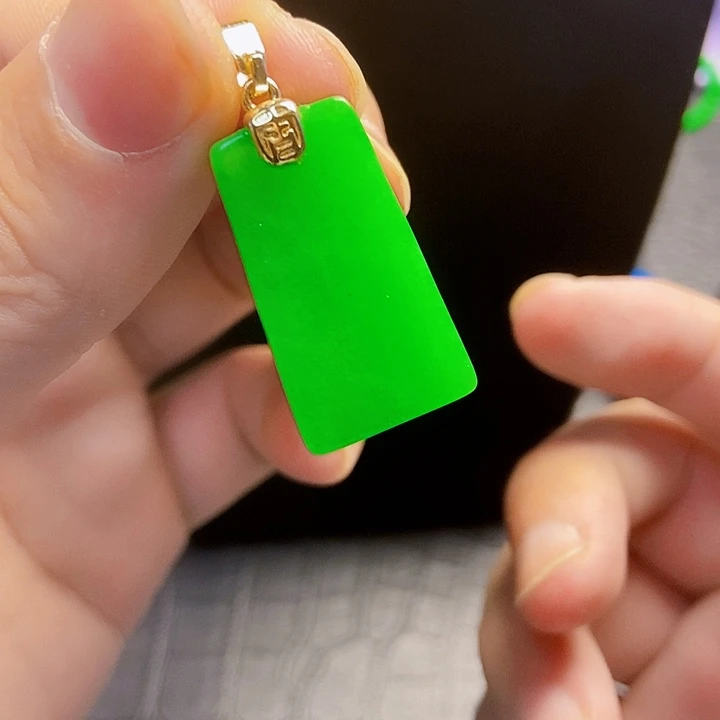颈饰18K金镶嵌翡翠