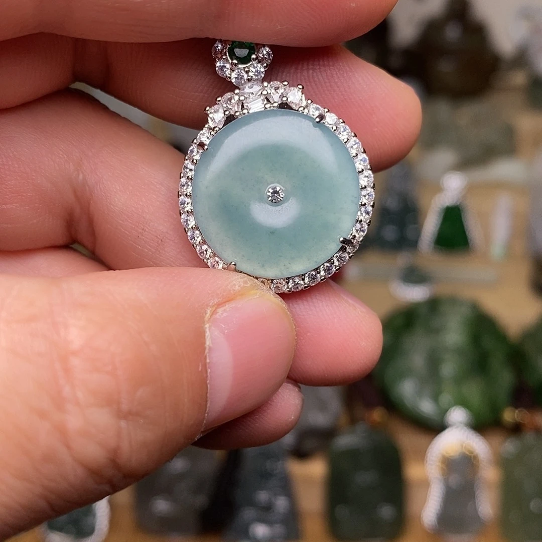 翡翠颈饰未镶嵌平安扣