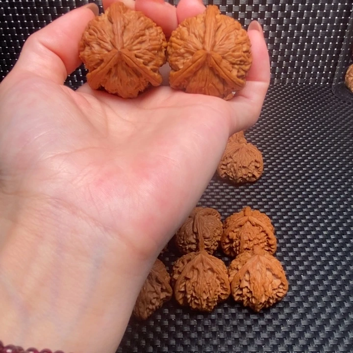 文玩核桃吊坠白奔