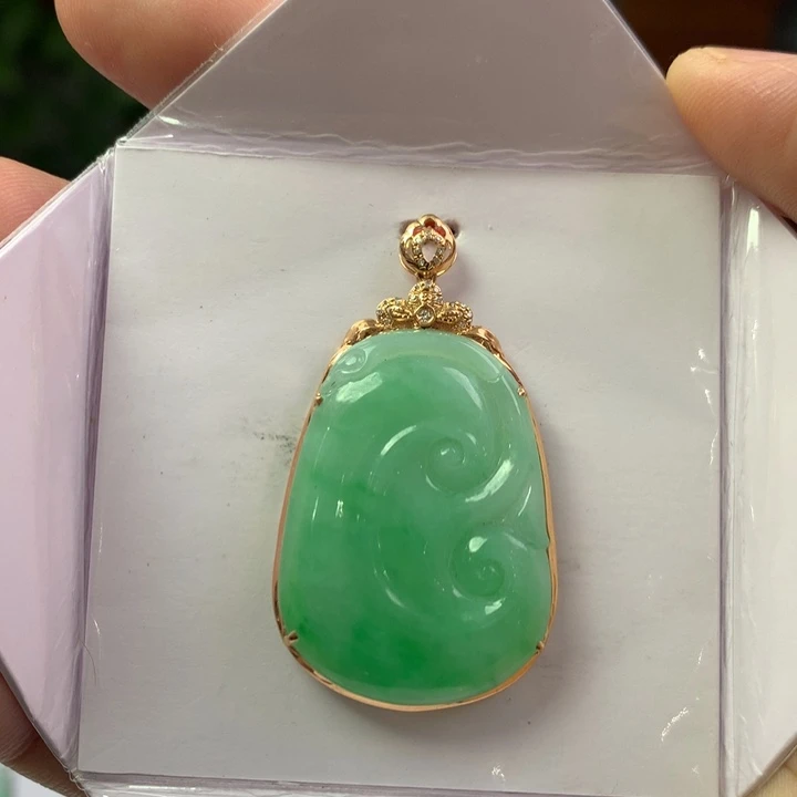 翡翠18K金镶嵌颈饰翡翠吊坠