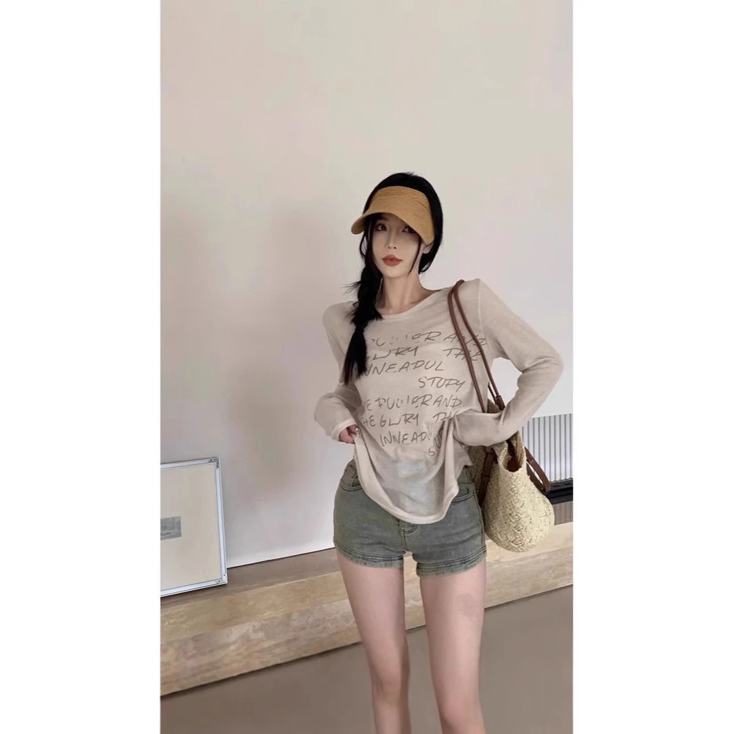 白色字母涂鸦长袖T恤女春夏季新款圆领罩衫薄款宽松半透视上衣女